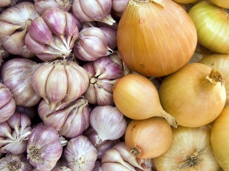 Cibule a česnek klystýr - účinný lék na askariózu