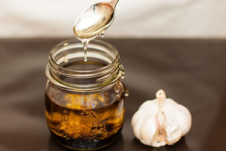 Infuze koňaku s česnekem, která pomůže vyrovnat se s parazity